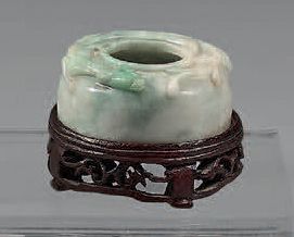 CHINE Petit rince-pinceaux de forme ronde en jadéite céladon et vert à décor sculpté...