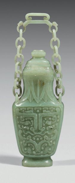 CHINE Vase couvert en néphrite céladon à décor sculpté en relief de masque de taotie...