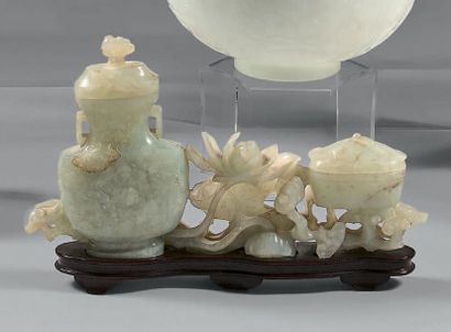 CHINE Deux vases couverts en néphrite céladon accolés, entre les deux une fleur et...