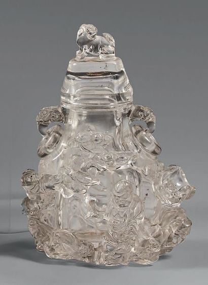CHINE Grand vase couvert en cristal de roche sculpté en relief d'un Luohan assis...
