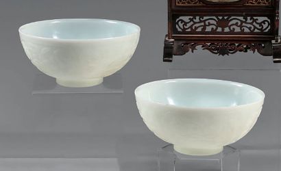 CHINE Paire de bols en verre blanc opaque à décor ciselé de quatre réserves ornées...