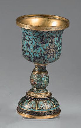 CHINE Coupe en forme de ciboire en bronze cloisonné repré­sentant en polychromie...