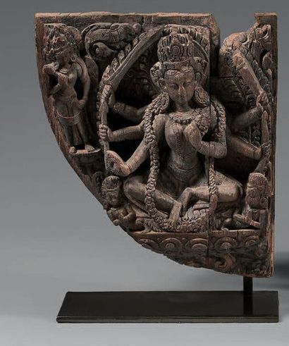 NEPAL Fragment de bas-relief en bois représentant Ushnivijaya assise à six bras tenant...