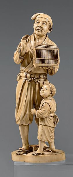 JAPON Okimono en ivoire, paysan debout avec un enfant, por­tant une cage à oiseau...