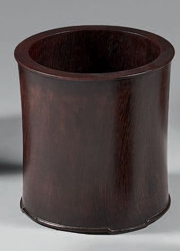 CHINE Cylindrical brush holder resting on three 18th century zitan
wooden legs. H:...