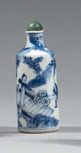 CHINE Cylindrical snuff bottle in porcelain decorated in blue and red under the cover...
