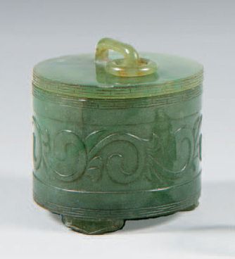 CHINE Petite boite sur trois pieds de forme cylindrique en jadéite céla­don et vert...