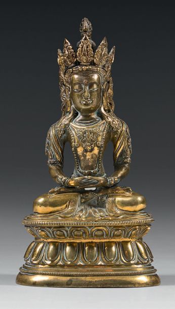 TRAVAIL SINO-TIBETAIN Statuette d'Amitayus en bronze doré assis en padmasana sur...