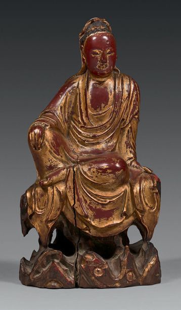 CHINE Belle figurine en bois sculpté laqué et doré représentant la déesse Guanyin...