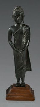 ASIE DU SUD EST Figurine en bronze à patine brune représentant un bouddha debout...