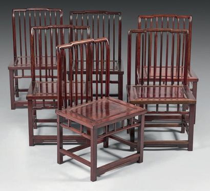 CHINE Suite de six chaises en bois précieux, le dossier muni de barreaux, la base...