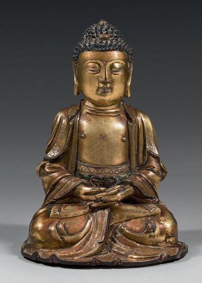 CHINE Rare et belle statuette de bouddha Amitayus en bronze ciselé et doré assis...
