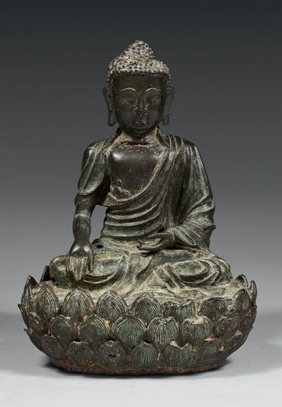 CHINE Figurine en bronze à patine brune et verte représentant le bouddha Amitayus...