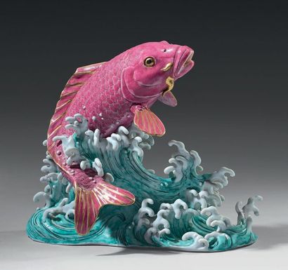 CHINE Amazing large porcelain figurine representing a pink carp enhanced with gilding...