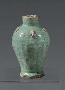 CHINE Petit vase de forme balustre en grès porcelaineux à cou­verte monochrome craquelé...