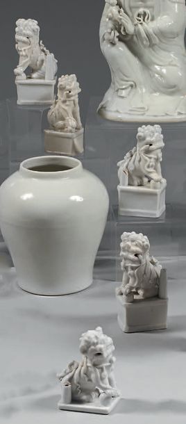 CHINE Cinq chiens de Fô en porcelaine monochrome blanche dit «blanc de Chine» faisant...
