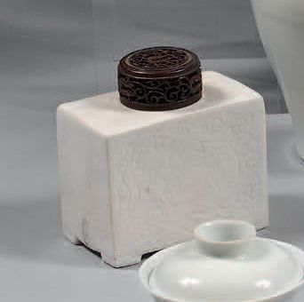CHINE Boîte à thé quadrangulaire en porcelaine reposant sur quatre pieds à fond monochrome...