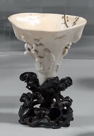 CHINE Intéressante et rare coupe à libation en forme de corne de rhinocéros en porcelaine...
