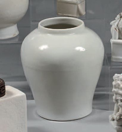 CHINE Potiche de forme balustre en porcelaine à fond mono­chrome blanc à décor secret...