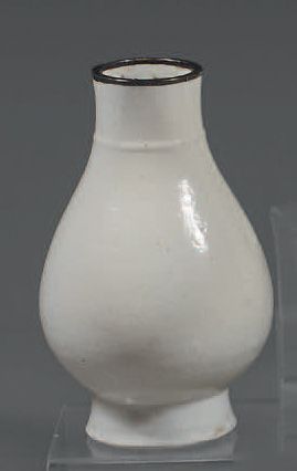 CHINE Petit vase balustre en porcelaine à fond monochrome blanc à décor incisé de...