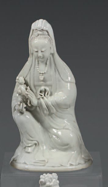 CHINE Figurine en porcelaine émaillée blanche représentant la déesse Guanyin tenant...
