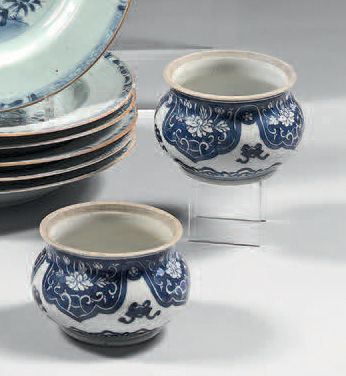 CHINE Paire de petits pots en porcelaine de forme balustre à panse aplatie, décorés...