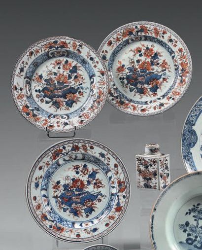 CHINE Trois assiettes circulaires en porcelaine décorées dans la palette imari d'objets...