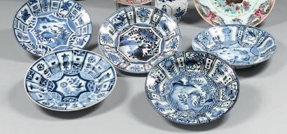 JAPON, Arita Four circular porcelain plates decorated in blue undercover in the Karak...