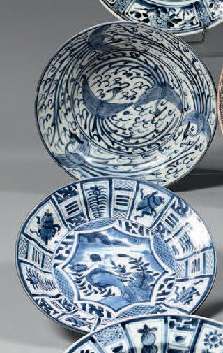 JAPON, Arita Deux assiettes circulaires en porcelaine déco­rées en bleu sous couverte...