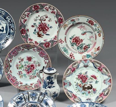 CHINE Quatre assiettes circulaires en porcelaine, décorées en émaux de la famille...