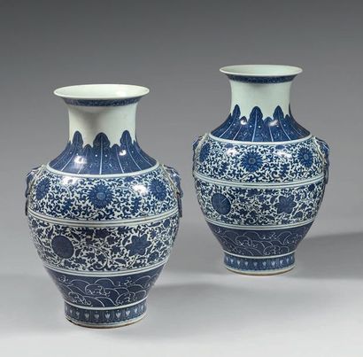 CHINE Importante paire de potiches en porcelaine de forme balustre, les anses figurant...