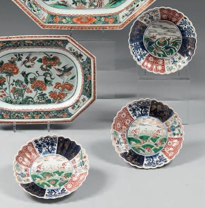 CHINE Paire de coupes polylobées en porcelaine décorées au centre en émaux de la...