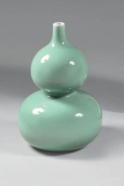 CHINE Grande vase double gourde en porcelaine à fond mono­chrome vert celadon. Au...