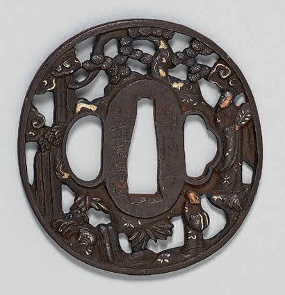 null Tsuba en fer ajouré, rehaussé or et cuivre, représentant deux personnages sous...