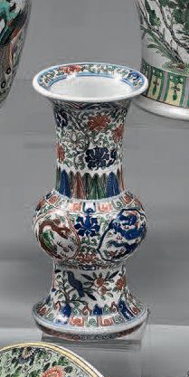 CHINE Vase Yengen en porcelaine décoré en émaux wucaï de dragons alternés de chimères...