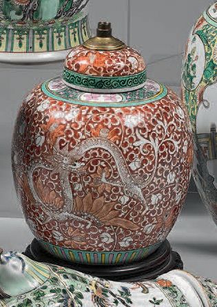 CHINE Potiche ovoïde couverte en porcelaine décorée en rouge de fer et émaux vert...