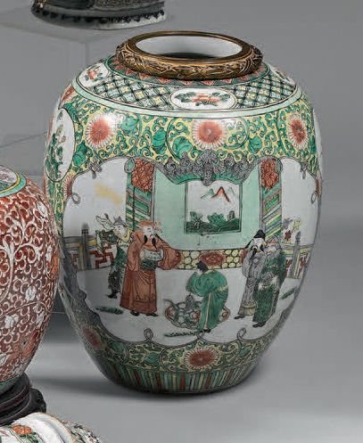 CHINE Vase ovoïde en porcelaine décoré en émaux de la famille verte de personnages...