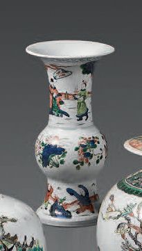 CHINE Vase Yenyen en porcelaine décoré en émaux wucaï de scènes représentant un dignitaire...