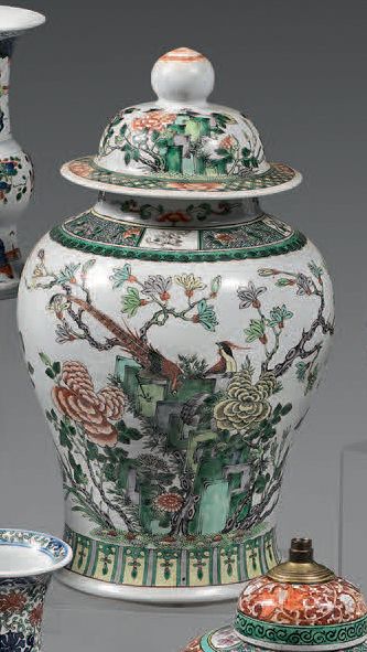 CHINE Potiche couverte de forme balustre en porcelaine déco­rée en émaux de la famille...