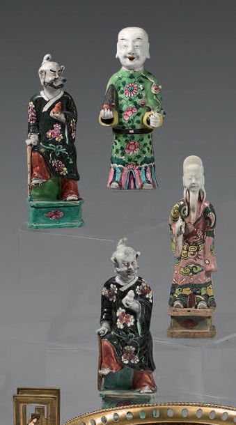CHINE Quatre figurines en porcelaine représentant des immor­tels, les costumes traités...