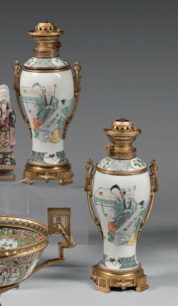 CHINE Paire de vases en porcelaine de forme balustre en deux parties transformées...