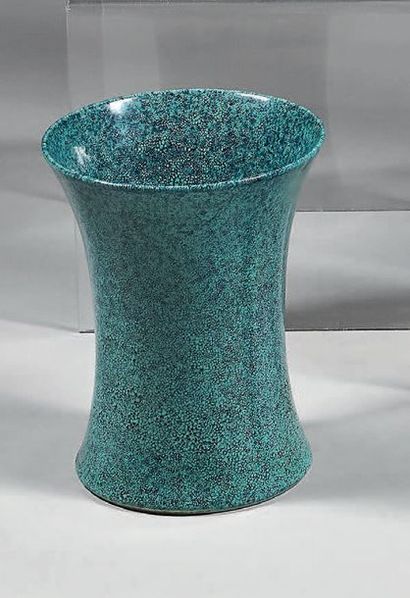 CHINE Vase cornet en porcelaine à fond monochrome dit «oeuf de rouge gorge» («robin...