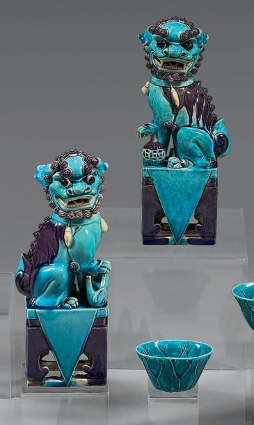 CHINE Paire de figurines en biscuit émaillé bleu turquoise et violet aubergine représentant...