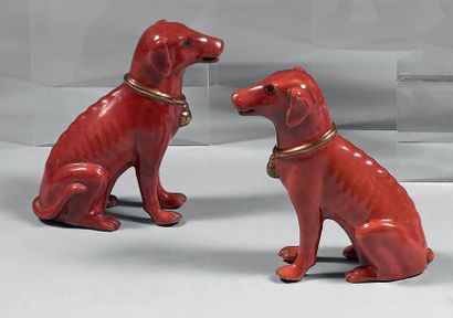 CHINE de COMMANDE Pair of figurines representing dogs sitting in porcelain with coral...