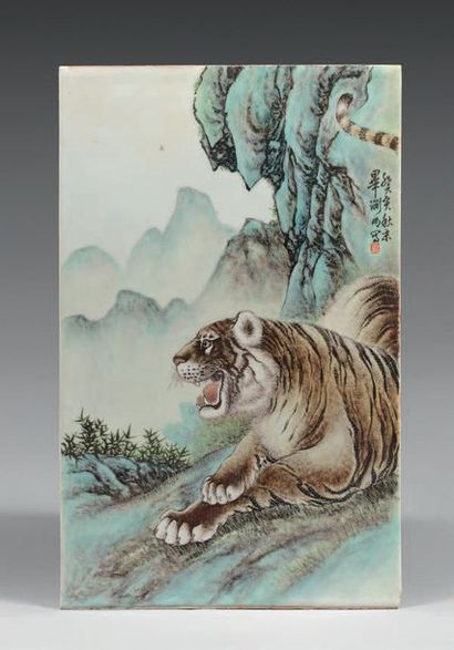 CHINE Plaque murale de forme rectangulaire, décorée en po­lychromie d'un tigre couché...