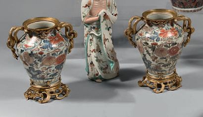 JAPON Paire de potiches ovoïdes en porcelaine décorées dans la palette imari de fleurs...