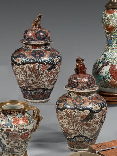 JAPON Paire de potiches couvertes de forme balustre en porce­laine, décorées dans...