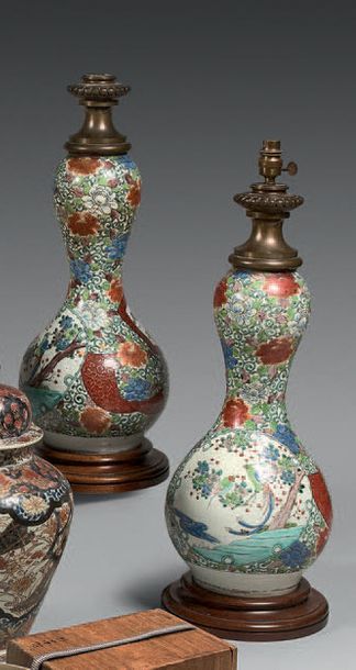 JAPON Paire de vases en porcelaine de forme calebasse décoré en polychromie de fleurs...