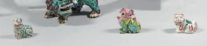 CHINE Trois figurines zoomorphes en porcelaine re­présentant des chiens de Fô assis.
Deux...