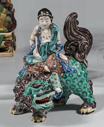 JAPON, fours de KUTANI Groupe en porcelaine repré­sentant une déesse juchée sur un...